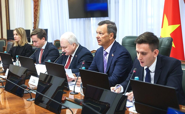 Первый заместитель Председателя Совета Федерации Андрей Яцкин и заместитель Председателя Национального собрания Социалистической Республики Вьетнам Нгуен Кхак Динь провели совместное заседание групп по межпарламентскому сотрудничеству в онлайн-формате