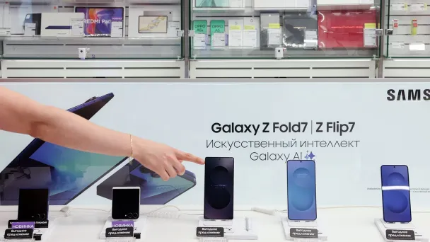 Смартфоны Samsung в магазине (Фото Александра Щербака / ТАСС)