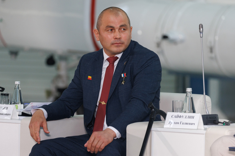 В сентябре 2024-го Рустам Сайфуллин приезжал в Казань и, выступая, призывал не бросать тех, кто вернулся покалеченным с фронта, защищать семьи, погибших офицеров