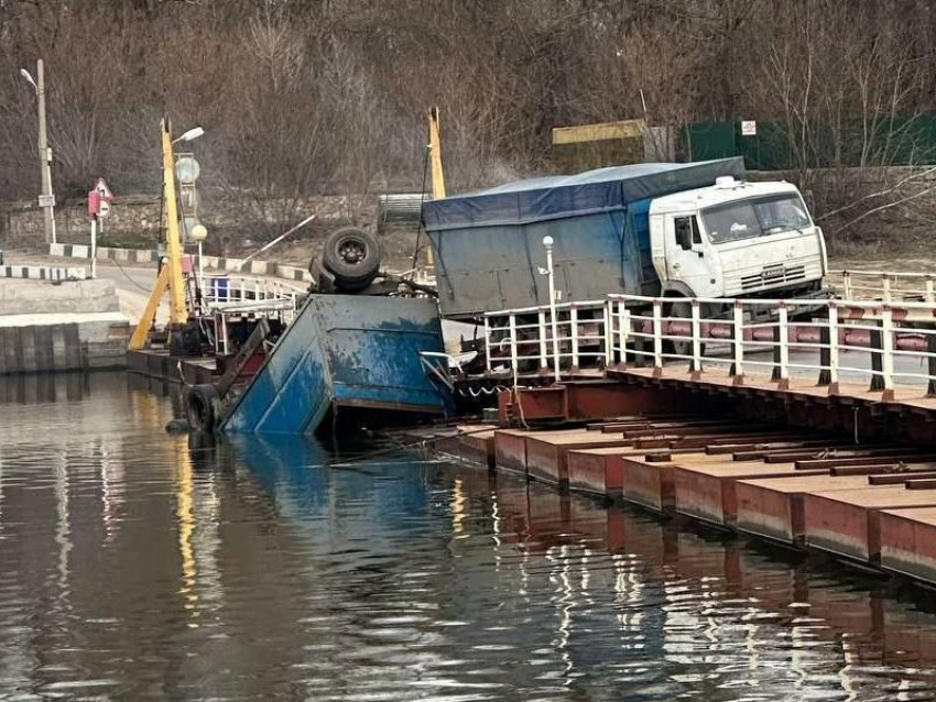 КамАЗ рухнул в реку в Воронежской области - опубликовано фото
