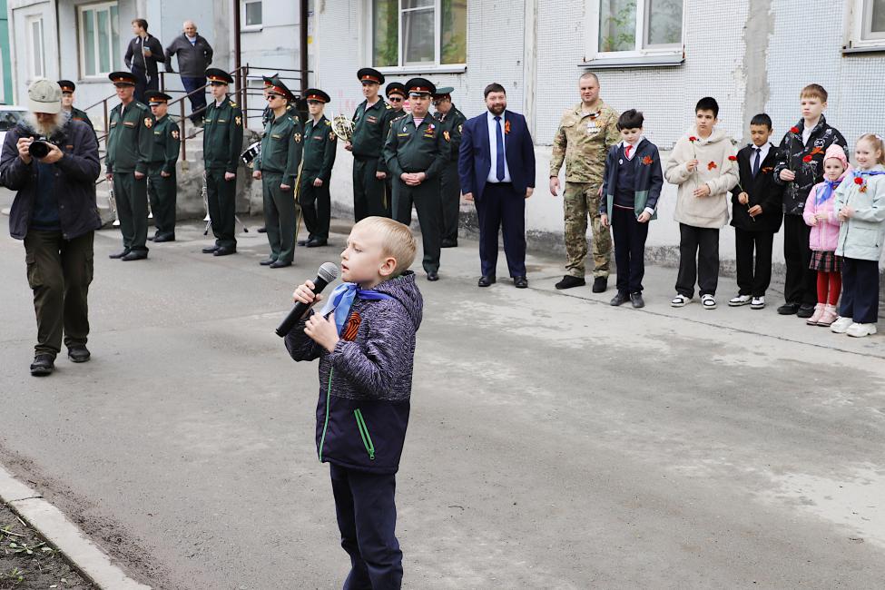 маленькие жители Военного Городка прочитала стихи ветерану, фото Александры Федотовой