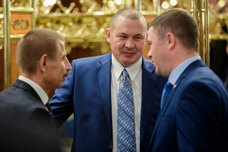 Рифат Мутигуллин (на фото в центре)