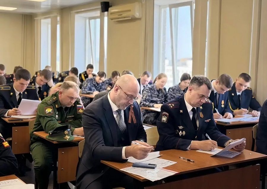 Фото: ВПП «ЕР» | Депутаты Думы города Владивостока написали «Диктант Победы»