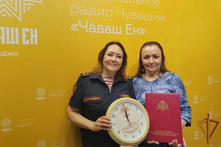 В Чувашии сотрудники Росгвардии поздравили представителей СМИ с Днем радио