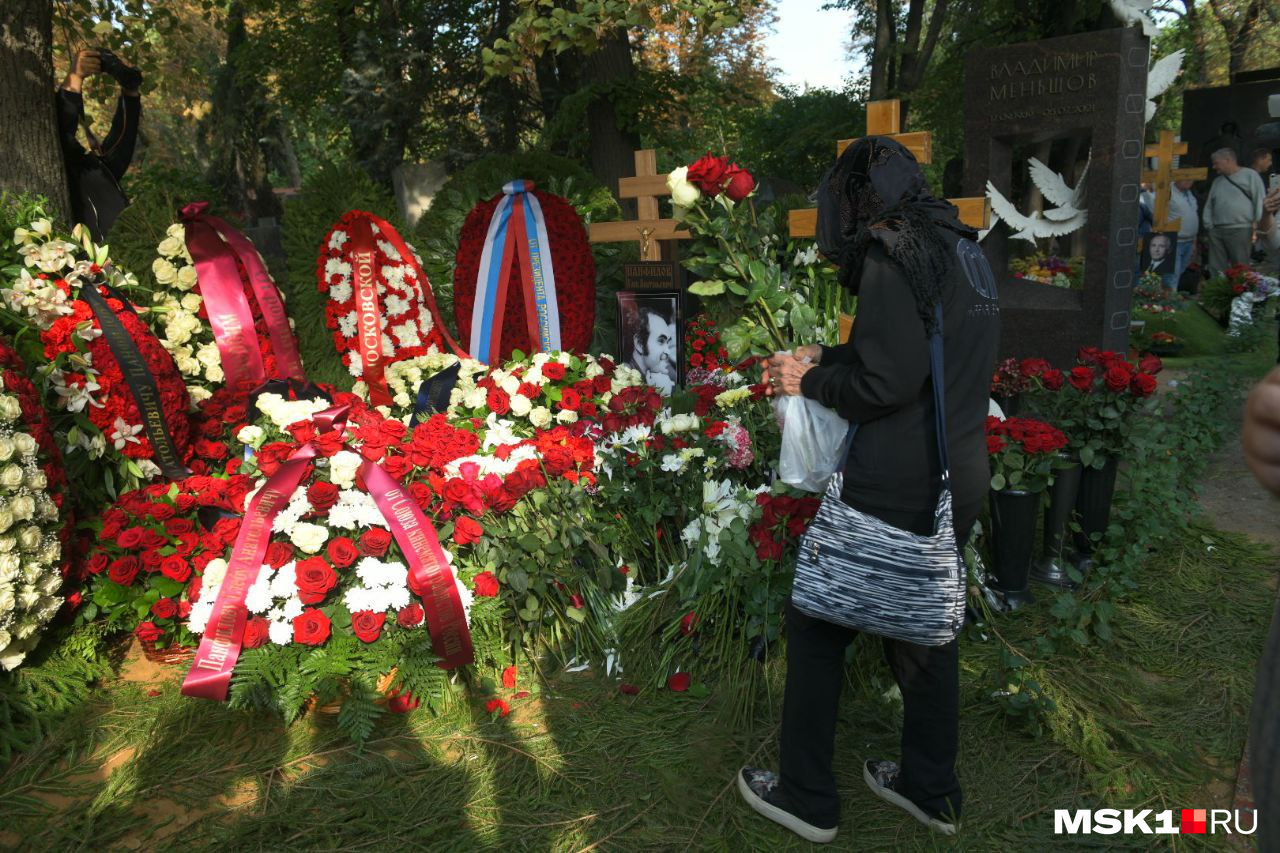 венки на похороны. венок похороны москва мск. поминальный венок. могильные венки. венок ритуальный из искусственных цветов.