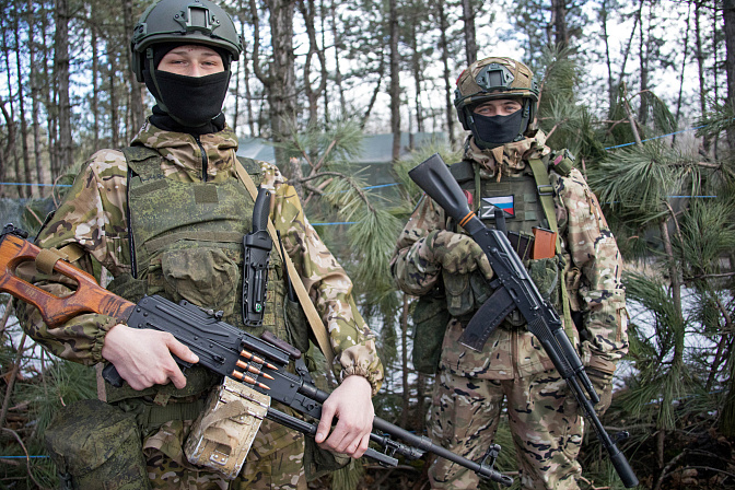 сво военный солдаты с оружием