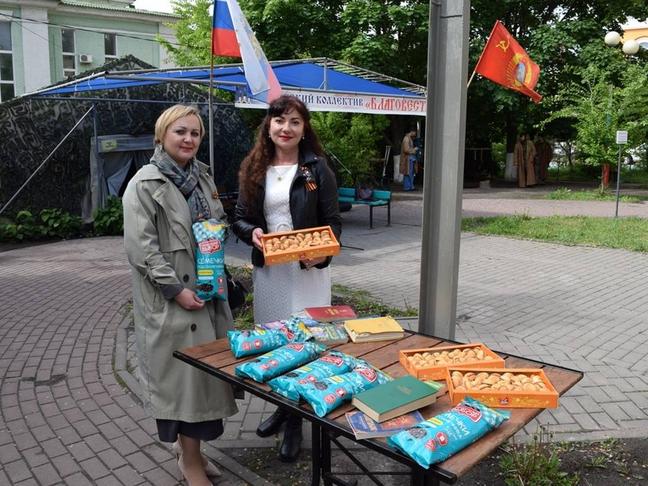 Участники коллектива привозят сладости и необходимые вещи для военных