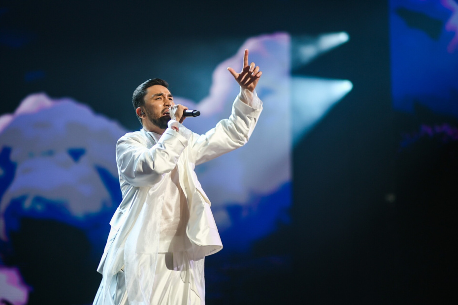 Ернар Садирбаев (Киргизия) выступает на международном музыкальном конкурсе «Интервидение» 2025