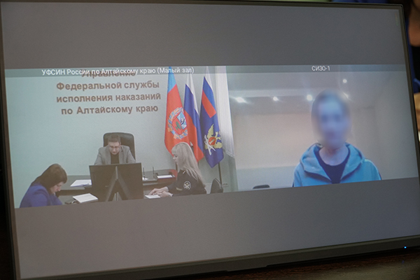 Прием был организован посредством видеоконференцсвязи с исправительными колониями №5 и №10 г. Рубцовска и следственным изолятором №1 г. Барнаула. Всего к омбудсмену Антону Васильеву обратилось девять человек. 