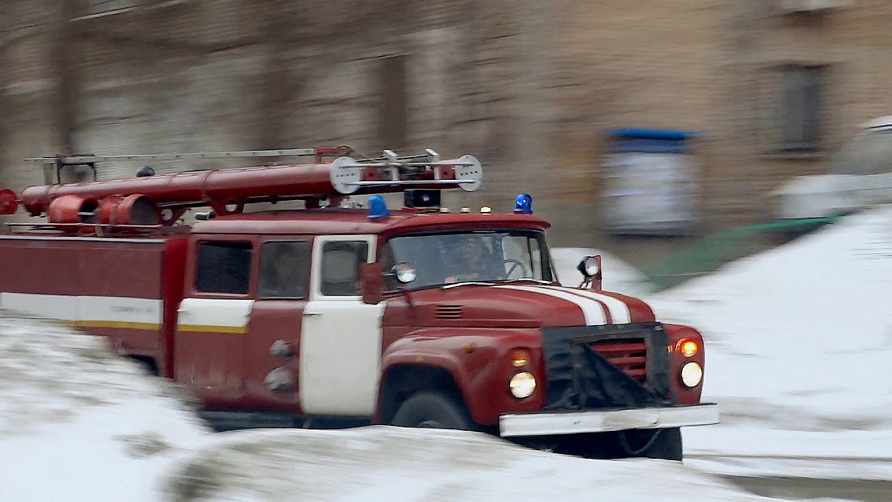 Пожарная машина мчится