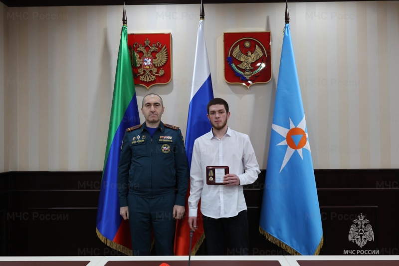 В Ситуационном центре Республики Дагестан торжественно наградили молодых людей, которые проявили героизм при спасении утопающих