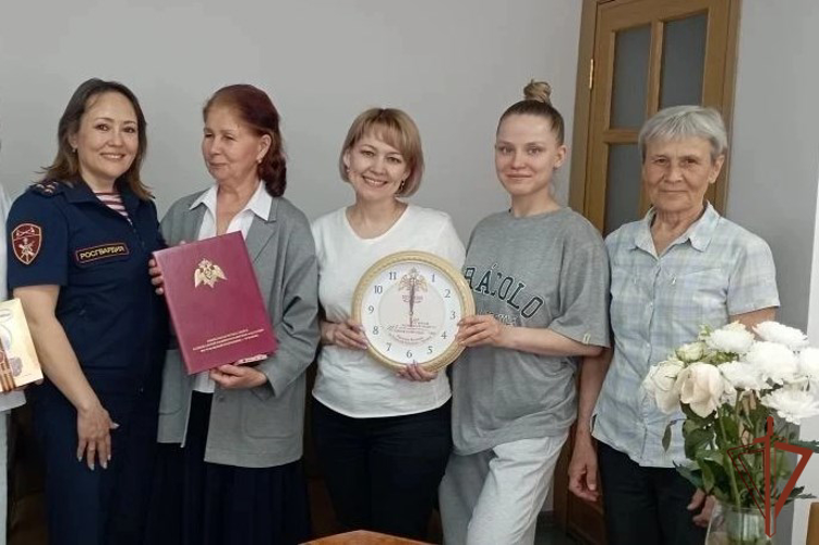 В Приволжье росгвардейцы поздравили журналистов с Днем радио