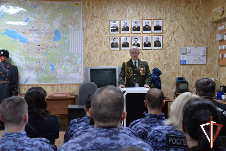 В Екатеринбурге росгвардейцы встретились с ветераном войск правопорядка, выполнявшим интернациональный долг