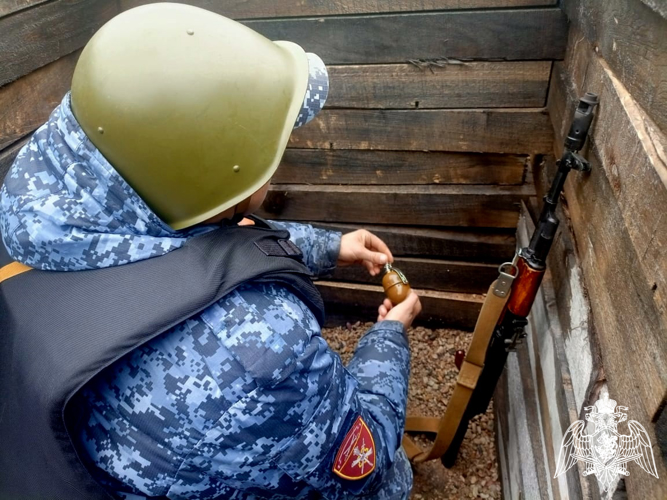 Военнослужащие новгородской Росгвардии провели занятия по учебно-боевому гранатометанию  