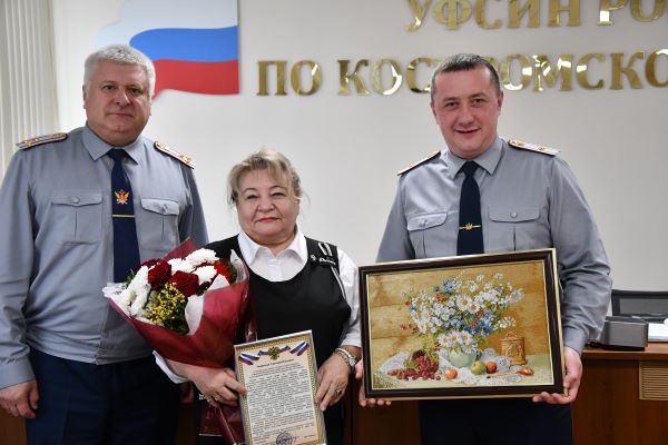 Руководство и сотрудники УФСИН России по Костромской области поздравили Светлану Павловну Каменеву с юбилеем