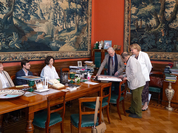 9 июля 2025 года состоялась передача в дар государственному Эрмитажу серии 