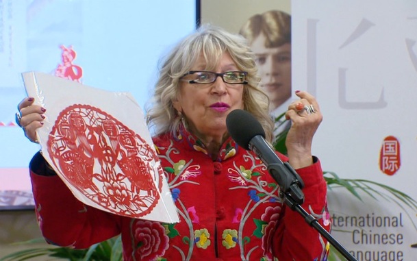 Мама Захаровой рассказала, что в семье работа по дому и в саду вызывала радость