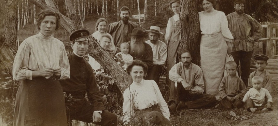 Семья Шиловских. На переднем плане в пенсне Андрей Шиловский. На заднем плане слева - Борис Шиловский, архитектор Барнаула.