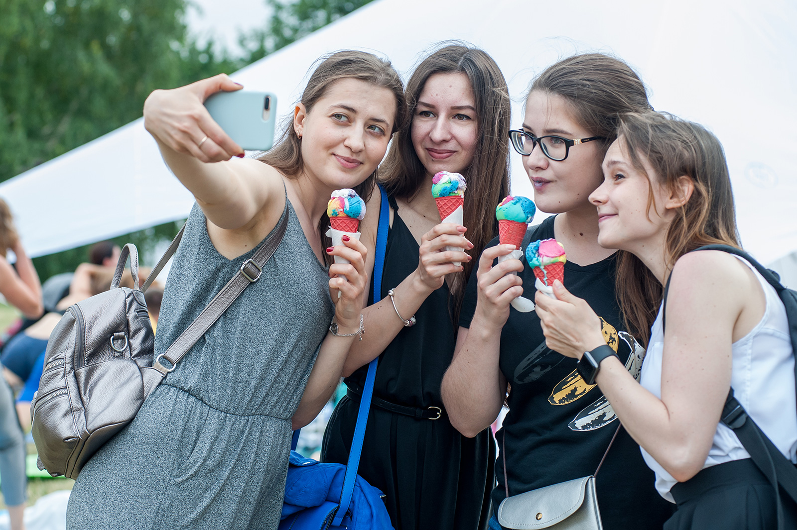 День молодежи. Молодежь. Безалкогольный корпоратив. Образ на день молодежи. Московская молодежь.