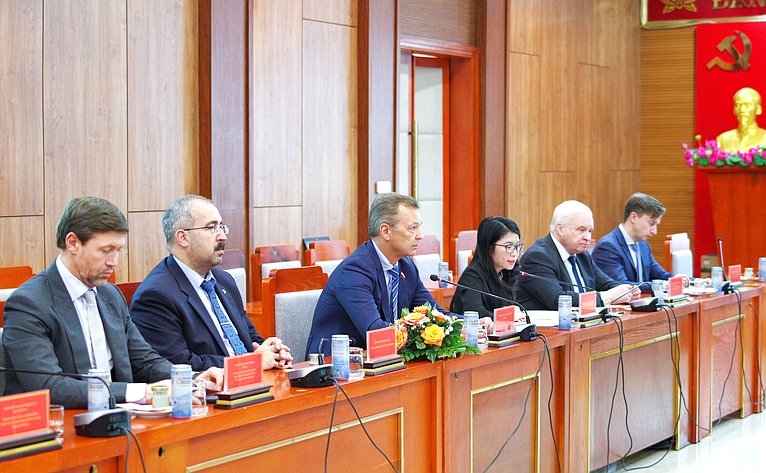 Делегация Совета Федерации во главе с первым заместителем Председателя СФ Андреем Яцкиным в рамках визита во Вьетнам встретились с руководством Народного комитета провинции Кханьхоа