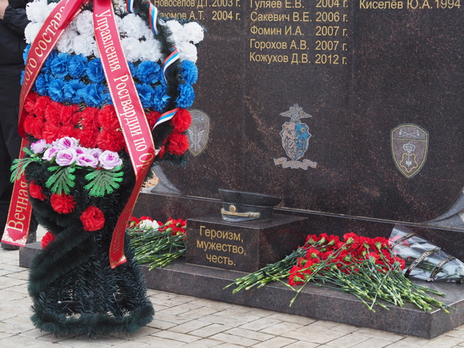 В ОРЕНБУРЖЬЕ ПРЕДСТАВИТЕЛИ РОСГВАРДИИ ВОЗЛОЖИЛИ ЦВЕТЫ К ПАМЯТНИКУ ПОГИБШИХ КОЛЛЕГ, СРЕДИ КОТОРЫХ – БОРЦЫ С ОРГАНИЗОВАННОЙ ПРЕСТУПНОСТЬЮ