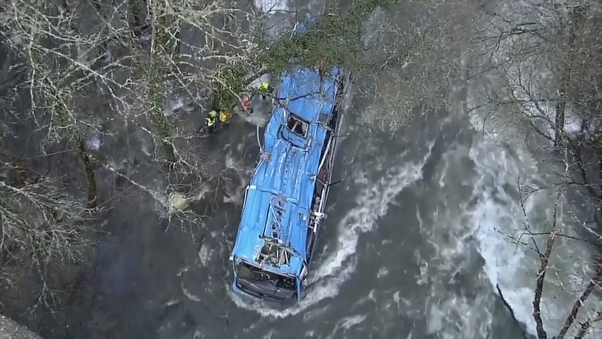 Видео падения автобуса в реку. Автобусмв Мреку.