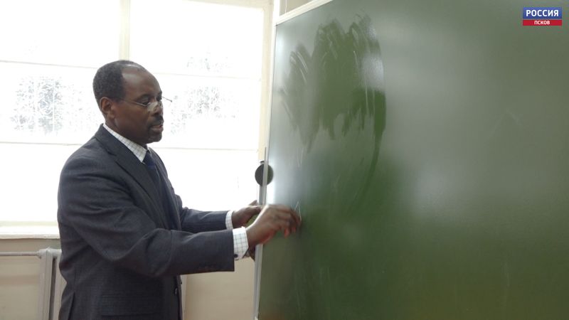 Маевская школа. Средняя школа. Средняя школа. Школа маевской. Директор 9 школы.