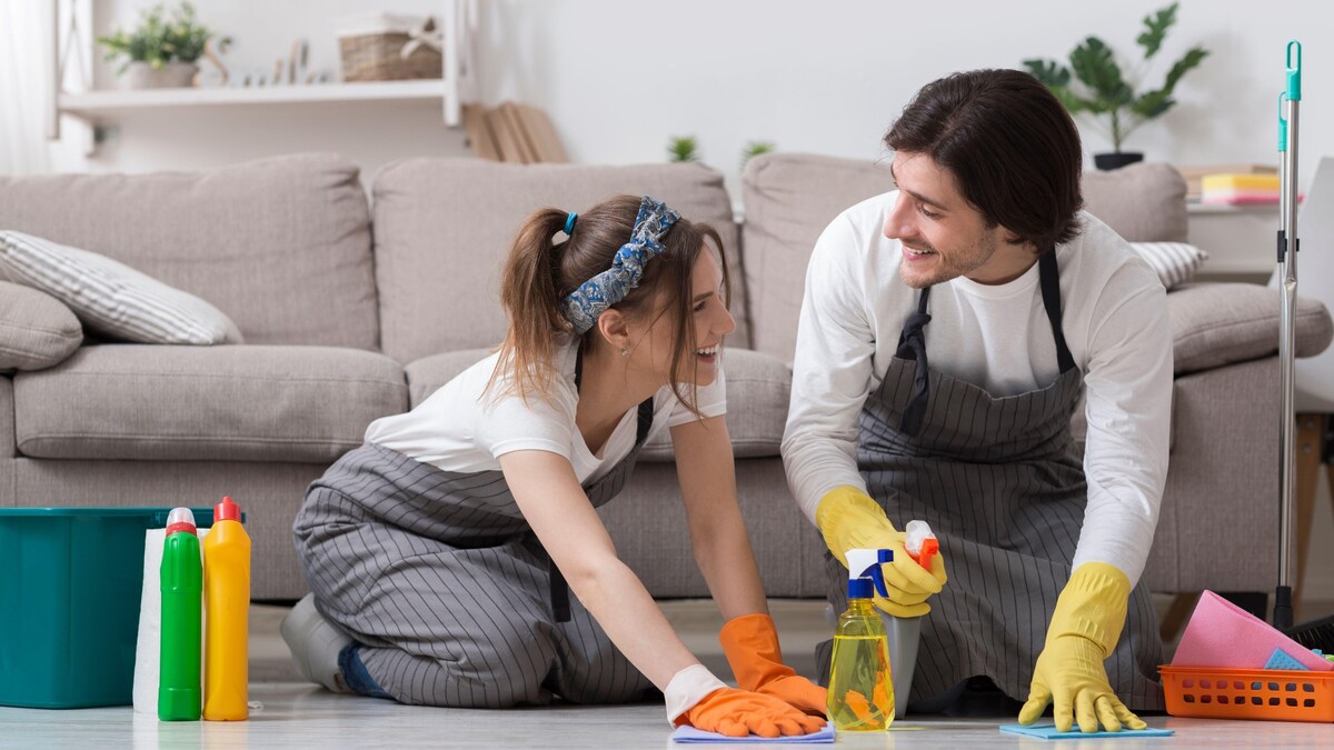 Почему нельзя убираться в дорогу. Couple Cleaning their Home. В какие дни нельзя убираться в квартире.