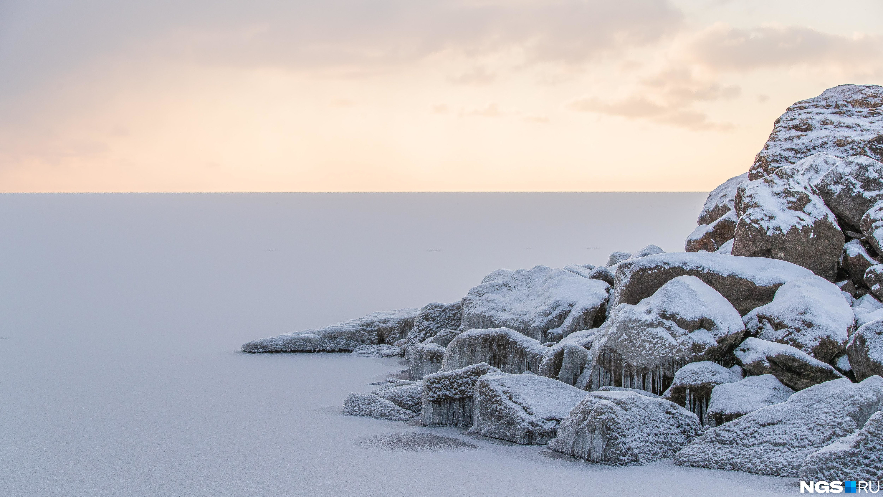 снег море