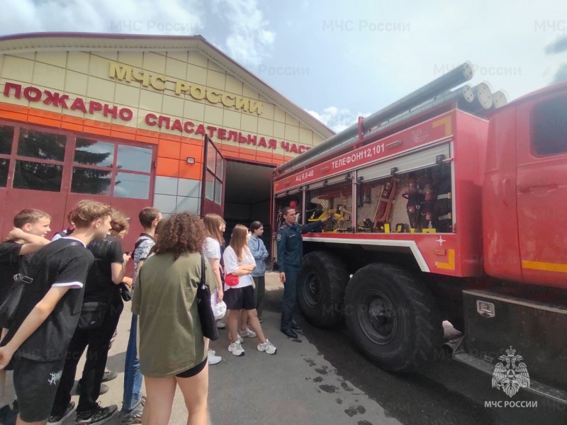 Ребята из пришкольного лагеря познакомились с работой пожарных