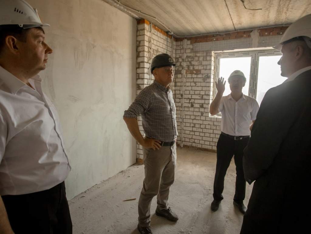 В Курской области строительство дома для расселения из аварийного жилья завершится не позднее октября