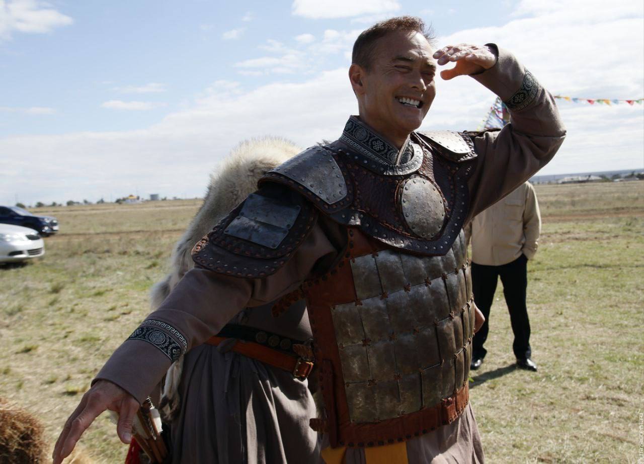 Голливудский актер Марк Дакаскос погрузился в культуру Калмыкии