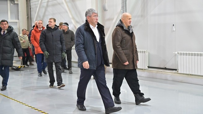 Юрий Трутнев посетил Улан-Удэнский авиационный завод холдинга «Вертолёты России» (Госкорпорация Ростех). Слева - глава Республики Бурятия Алексей Цыденов
