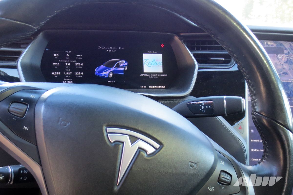 Tesla_Model_S_приборный_щиток