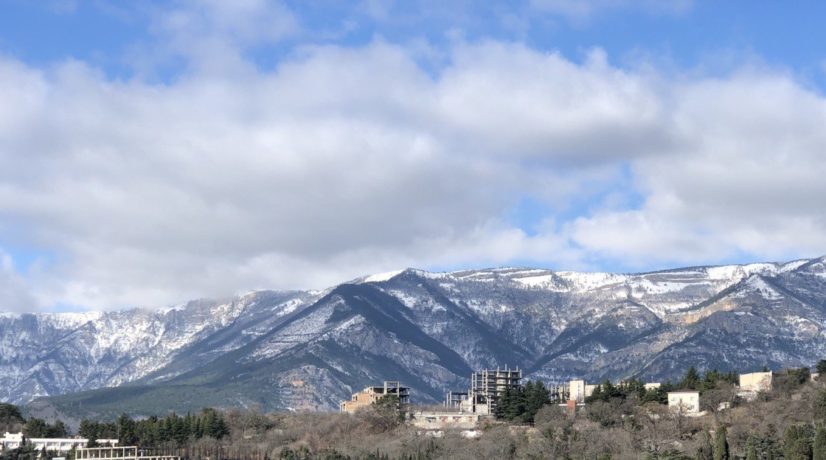 Спасатели напомнили правила безопасности для зимних походов в крымских горах