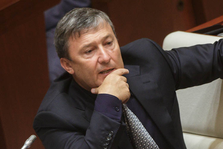 Среди крупных должников на исполнении спецотдела имеются компании, связанные с известным татарстанским строителем Равилем Зиганшиным: ПСО «Казань» (4 млрд рублей), ЗАО «Гольф Казан» (более 1 млрд рублей), АО «СК «Татфлот» (20 млн рублей)