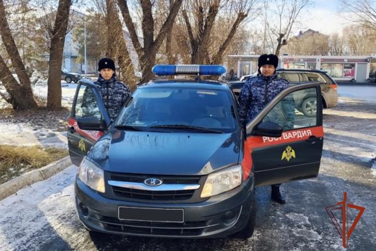 Росгвардейцы в Омске пришли на помощь мужчине, упавшему на обочине дороги