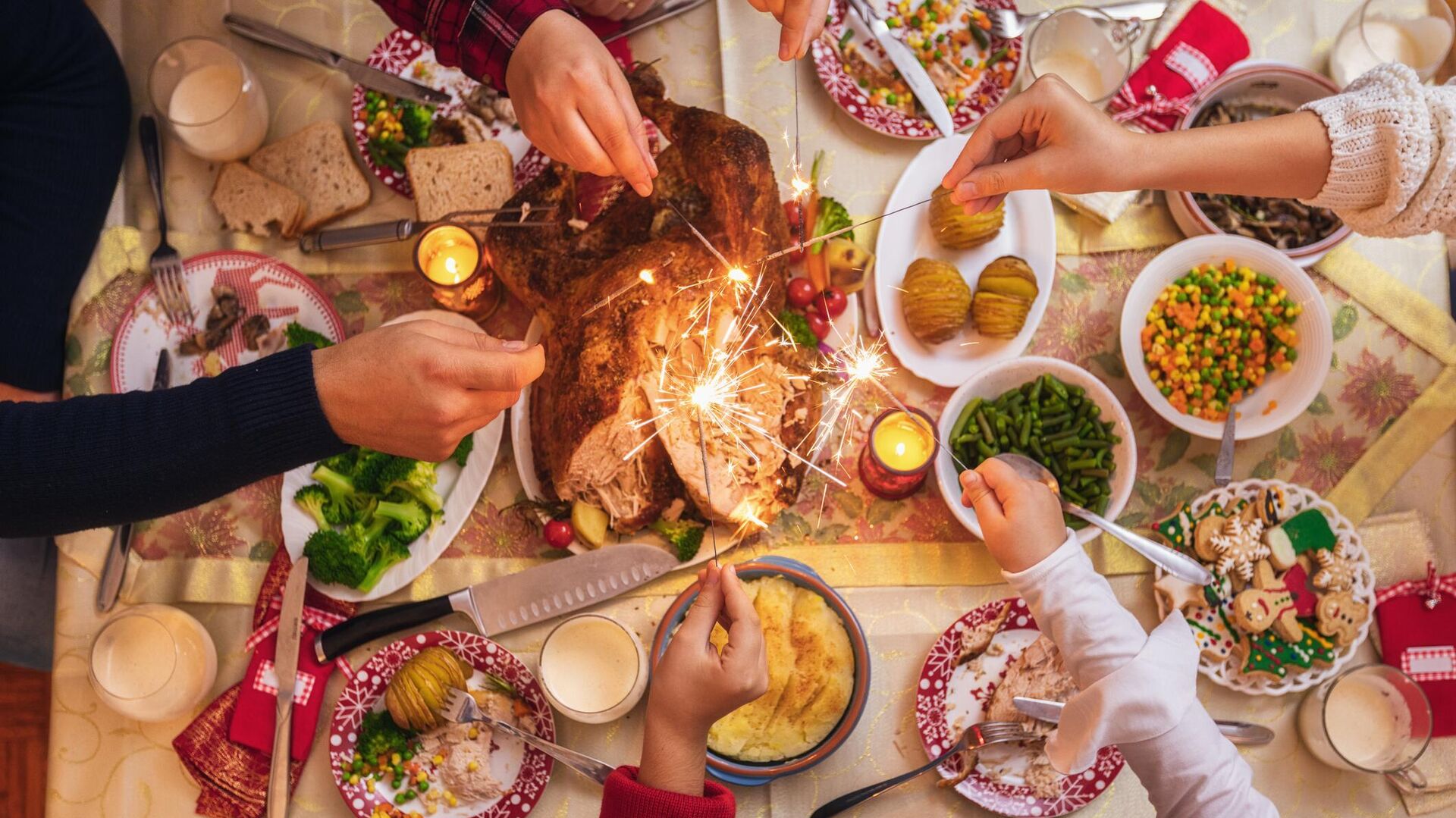 Блюда после новогодних праздников. Мини новогодний стол. Новогодний стол. Новогодний и праздничный стол. Новогодний стол.
