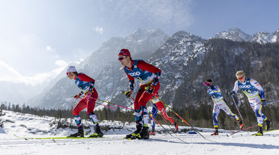 Норвежцы Йоханнес Хёсфлот Клебо и Дидрик Тёнсет и шведы Калле Хальварссон и Йенс Бурман во время гонки на 50 км с масс-старта на чемпионате мира в Планице