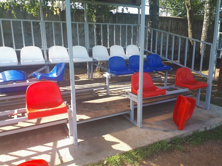 В Тверской области вандалы вырвали кресла на футбольном стадионе