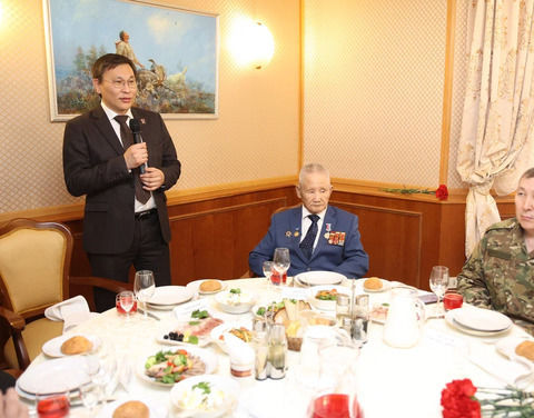 В Якутске поздравили ветеранов войны и тыла администрации главы и правительства республики   