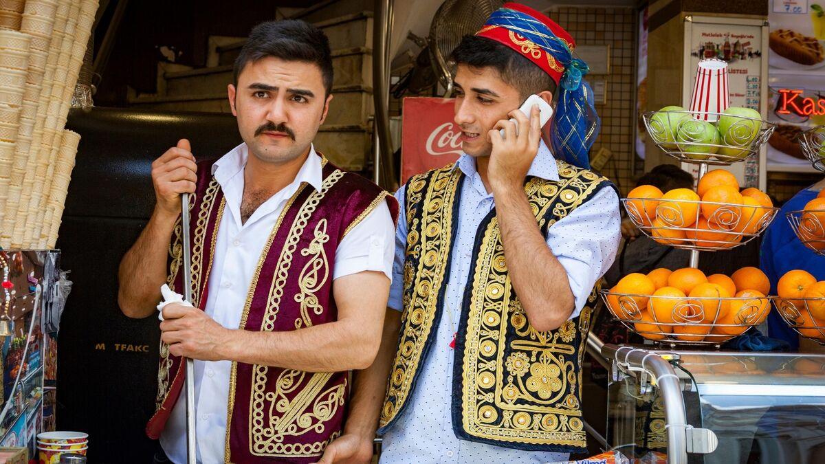 Турецкая внешность девушки. Мужчина удерживает девушку. Турок и турчанка. Стамбул люди. Турок и турчанка.