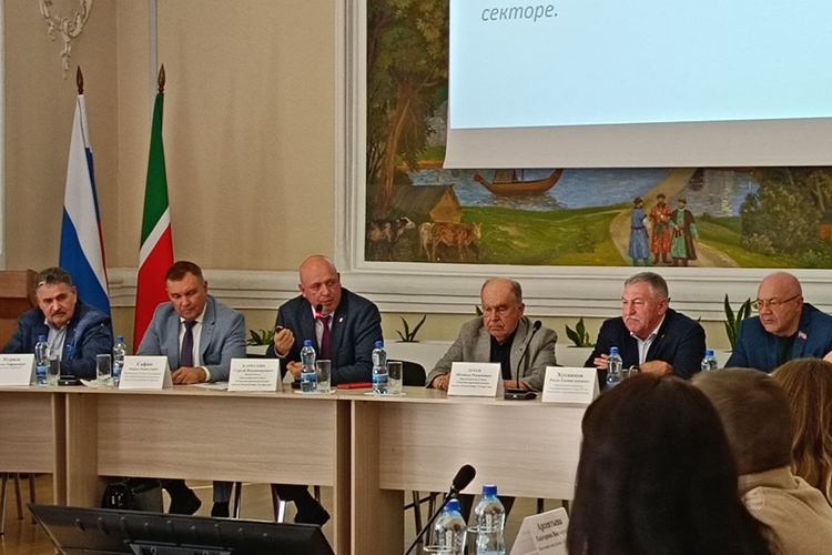 «Все мы прекрасно понимаем, в какое время живем и для каких целей предпринимаются эти шаги», — не стал обнадеживать собравшихся заместитель председателя ТПП РТ Сергей Карпухин