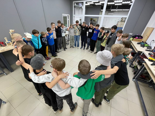 «Чтобы ребята научились дружить». Интервью с основателем детского ремесленного центра «Артель» Львом Бакштаевым