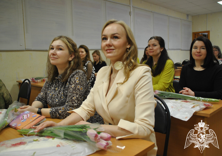 В Кирове росгвардейцы поздравили коллег-представительниц прекрасного пола с Международным женским днем