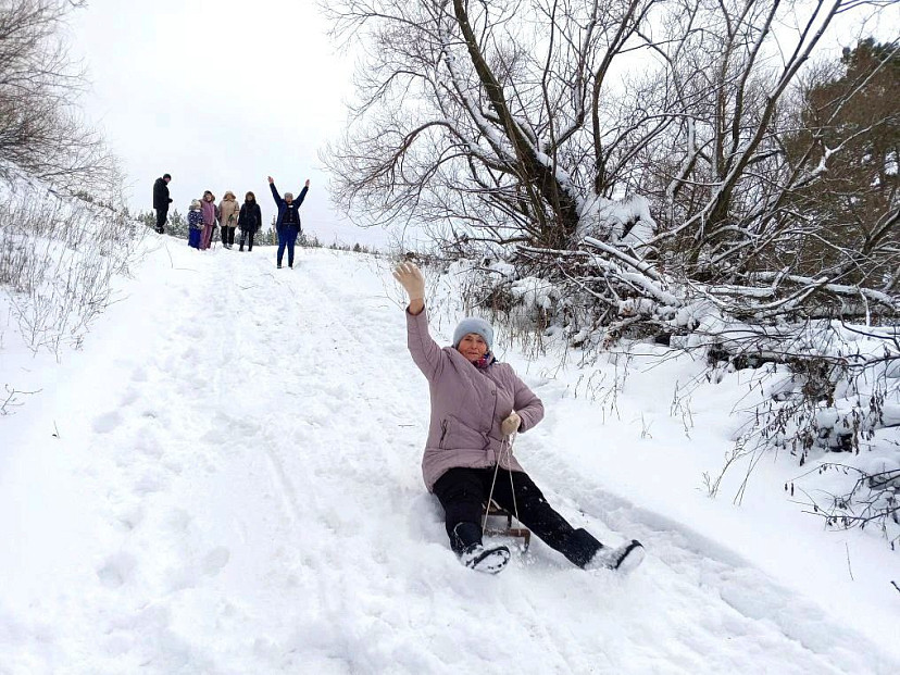 В Саратовской области пенсионеры устроили заезд на санках