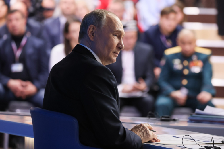 Владимир Путин отвечает на вопросы во время специальной программы «Итоги года»