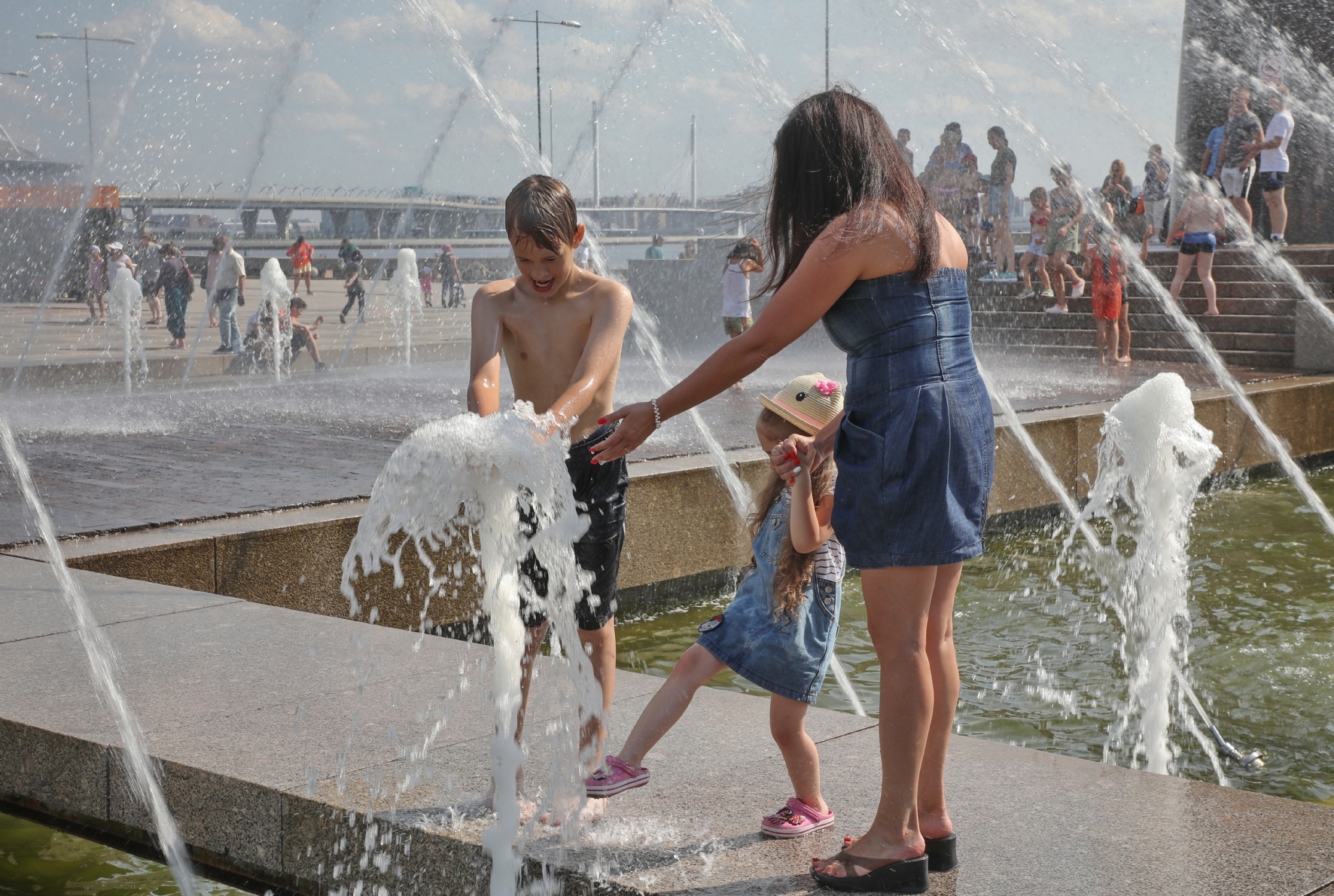 Жара в питере. Девушки в жару в городе. Жара в сентябре в спб. Жара в петербурге 2022. Жара в петербурге.