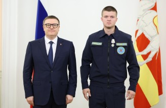 Алексей Текслер вручил государственные и региональные награды южноуральцам. Автор фото - Наиль Фаттахов 
