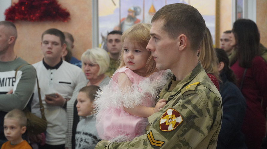 В Саратове дети военнослужащих и сотрудников Росгвардии посетили новогоднюю ёлку